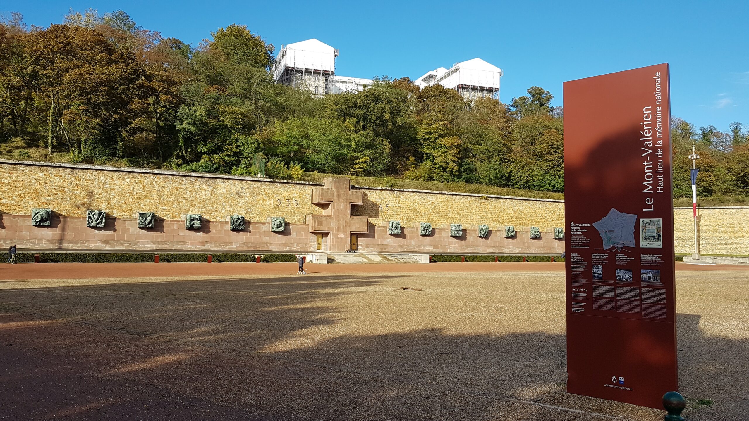 © OTN Facade croix de Lorraine Memorial Mont Valerien scaled - Nanterre tourisme